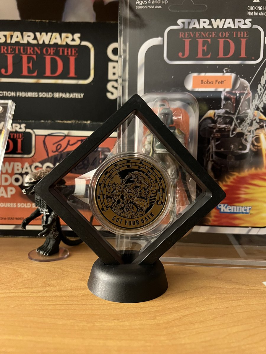 Cool display frame and stand for my Peter Mayhew 10th anniversary
foundation coin. #StarWars #Chewbacca https://t.co/uqSwiIsY2I