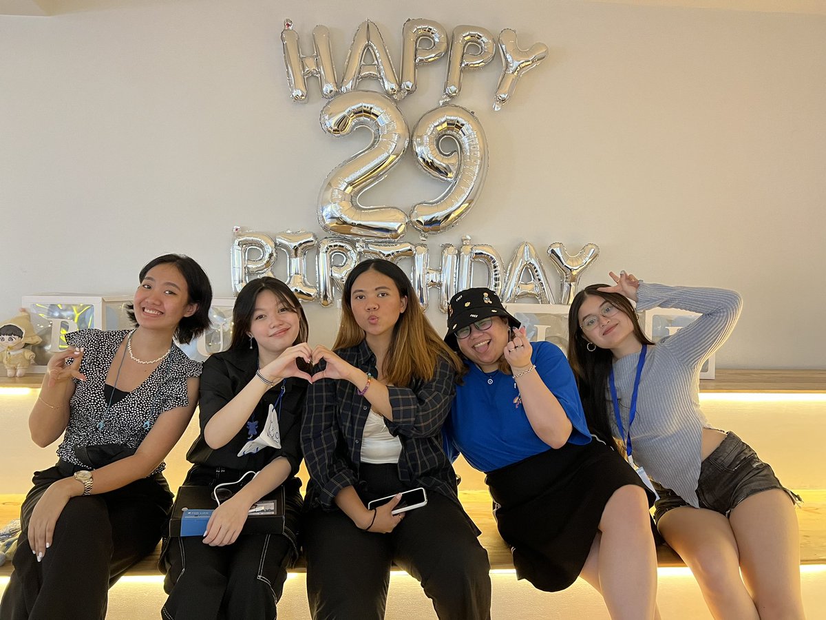 zeraobin's tweet image. i will always and forever be grateful that i met these wonderful ladies in thai bl stan twt! internet friends turned into irls. ilysm. ♡

super thanks talaga for coming sa cafe exhibit ng @BuildJakapan_PH! i appreciate it so much. 🥹🤍