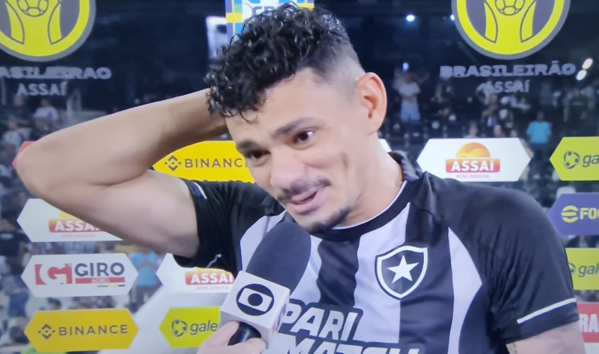 bootfogo's tweet photo. "Eu não tenho culpa, né? Meu negócio é fazer gol, eu tenho essa mania... E quem quiser chegar perto vai ter que treinar de dia e de noite"

🔊 Tiquinho Soares, sobre a artilharia do Brasileirão. https://t.co/vel5veCqxZ