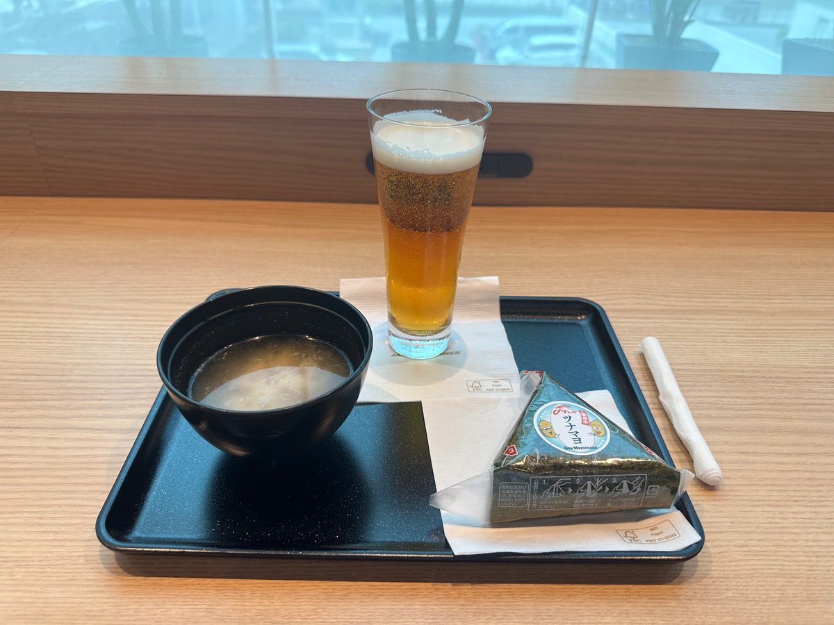 maa915's tweet image. 帰りは、First Classにアップグレードしました。初めてのFirst Class Loungeは、狭くめちゃ混み。でも味噌汁があった^_^
#okinawa #firstclasslounge (@ ダイヤモンド・プレミアラウンジ - @jal_official_jp in 那覇市, 沖縄県) swarmapp.com/c/9OmMfQNEK1r