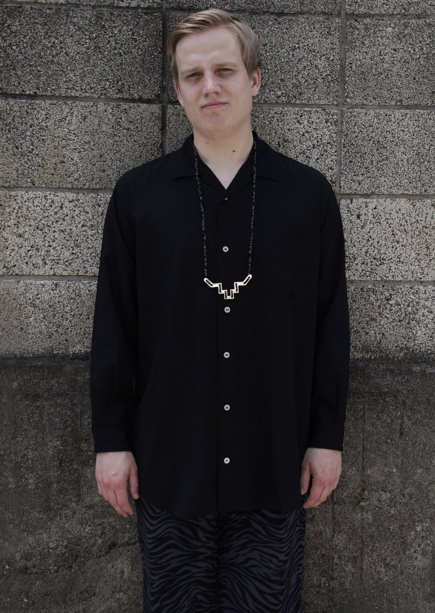 FarimuO's tweet photo. 二回目となる刺繍アーティストのA’MEISさんとのコラボレーションになります。
紐部分には手縫いによるオリジナル刺繍がふんだん施された唯一無二のネックレスになっております。
こちらは本日より販売開始になります。

https://t.co/47qbYY2Egm

#farimu
#アクセサリー
#ネックレスコーデ
#刺繍 https://t.co/qslauSywgT
