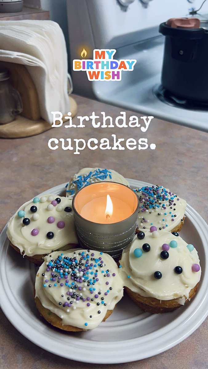HeyItsMeMissJT's tweet photo. My cupcake sized pie hole is going to thoroughly enjoy these. 🤣 #BirthdayWishes Season 40. Episode 1. #SweetTreats #Blessed #GratefulForAnotherYear #HappyBirthdayToMe 👍🎂🧁🎈🥳🎉 https://t.co/jh8eLQrdzg
