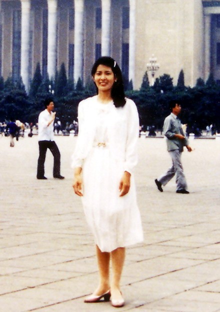 hrichina's tweet photo. #八九民运 #六四屠杀 刘锦华，34岁，中国人民解放军总政干休三所工作人员。1989年6月3日晚，和丈夫冯友祥给孩子取药回家途中，遇上戒严部队乱枪扫射，躲到燕京饭店西侧的楼下，刘锦华左上额中弹死亡；冯友祥受伤。https://t.co/oxKXLe0aBU；
https://t.co/GUJdcIdTG9 https://t.co/s3VlYUx1U5