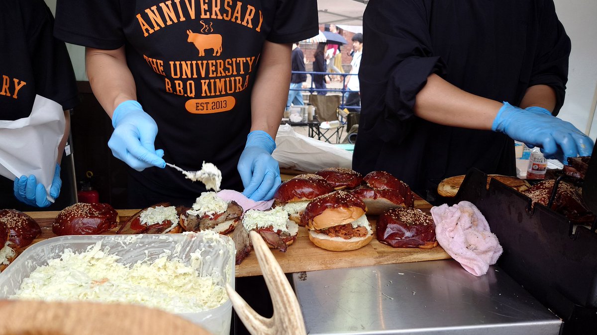stellablu01's tweet photo. #BBQKIMURA さんのビーフブリスケットバーガー!チーズバーガー売り切れてた!でもこれもめっちゃ美味しい😋昨日のパフォーマンスが最高だったから絶対来たいと思ってって言ったら、それで来ちゃった!?いいね!絶対美味いよ!と気さくお話してくれました😆 https://t.co/x2Ay3zAVCi