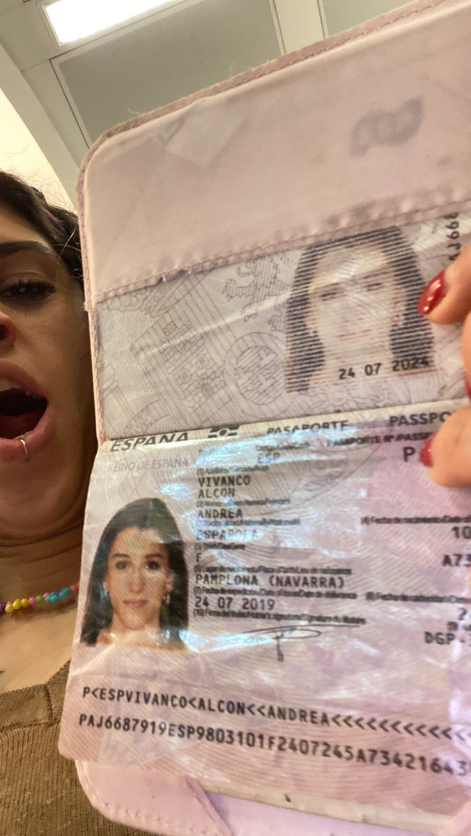 andreavivanco_'s tweet photo. Encontré mi pasaporte, comí, me “duché” en el aeropuerto de Barhein https://t.co/Xoz2sLPKYc