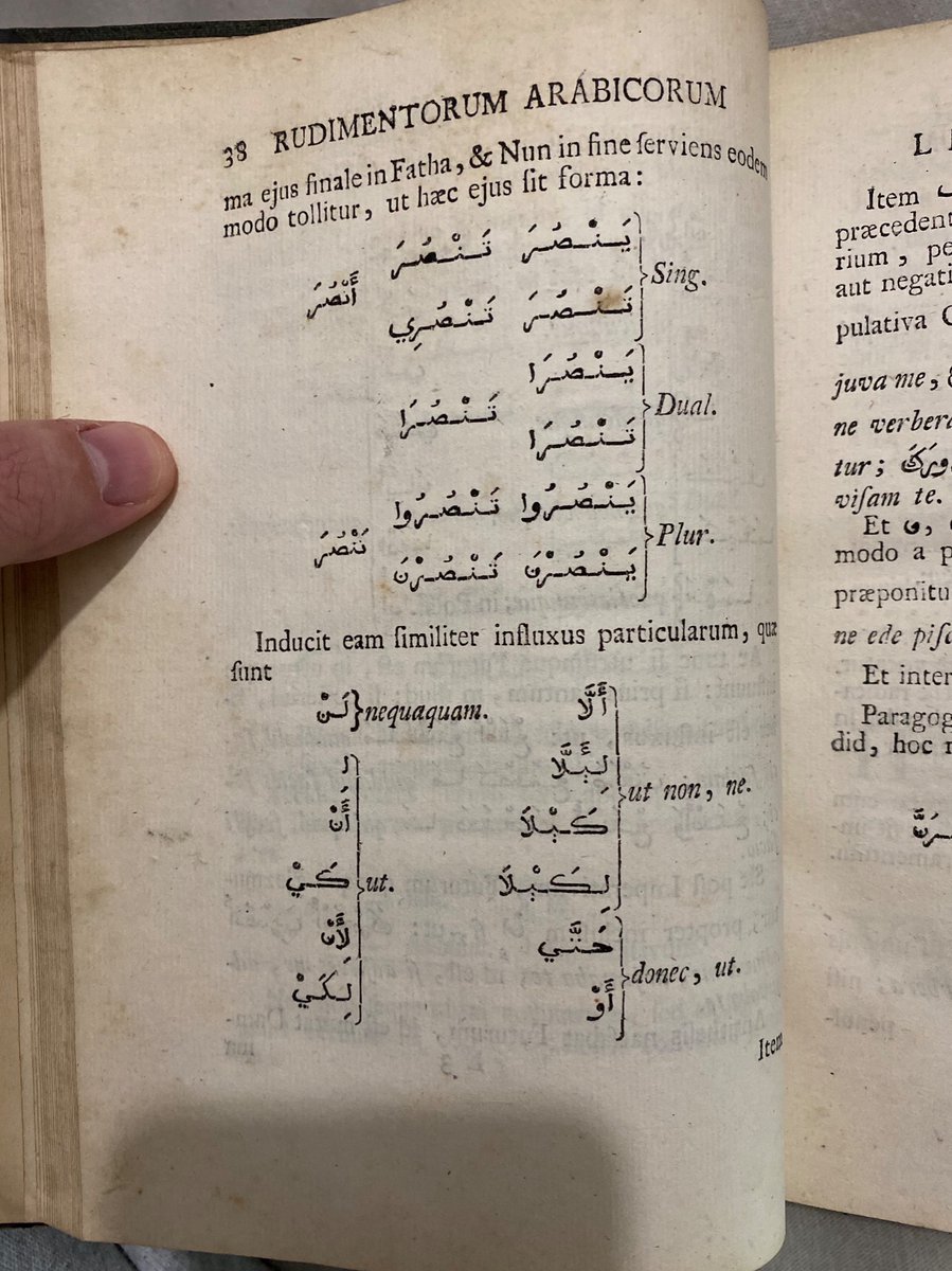 كتاب Rudimenta Linguae Arabicae لعالم اللغوي الهولندي Thomas Erpenius, طبعة ليدن ١٧٧٥.