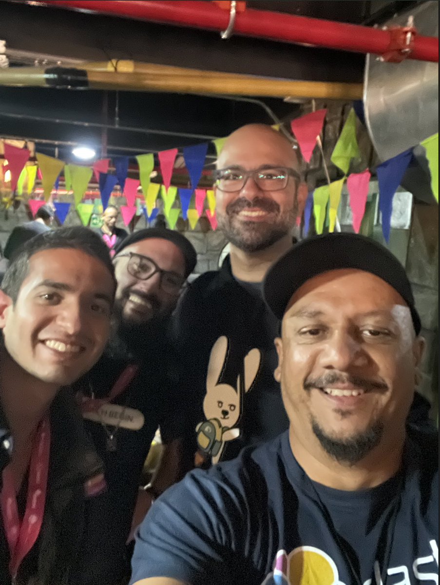 alexsalgadoprof's tweet image. #PyConColombia2023 With the best ! @b_smoke