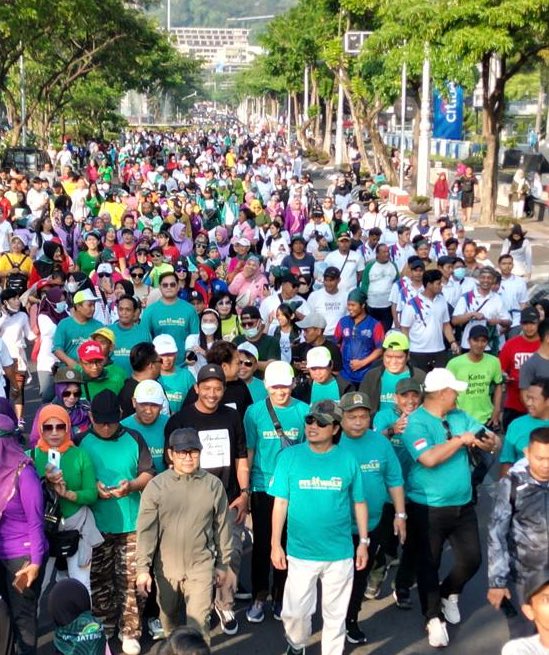 Menikmati pagi di Simpang Lima Semarang bersama GARDA BANGSA Jateng @gardabangsajateng @gardabangsaa 
Maju bersama GARDA BANGSA !
Hidup Sehat bebas Narkoba