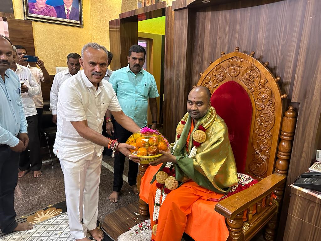 bsureshgowda1's tweet image. ಕೊರಟಗೆರೆ ತಾಲ್ಲೂಕಿನ ಎಲೆರಾಂಪುರ ಮಠದ ಪೀಠಾಧಿಪತಿಗಳಾದ ಶ್ರೀ ಶ್ರೀ ಶ್ರೀ ಹನುಮಂತನಾಥ ಸ್ವಾಮಿಜೀಯವರ ಜನ್ಮದಿನದ ಪ್ರಯುಕ್ತ. ಮಠಕ್ಕೆ ಭೇಟಿ ನೀಡಿ ಶ್ರೀಗಳ ಆಶೀರ್ವಾದ ಪಡೆಯಲಾಯಿತು.ಈ ಸಂದರ್ಭದಲ್ಲಿ ನಮ್ಮ ಪಕ್ಷದ ಮುಖಂಡರು ಹಾಗೂ ಕಾರ್ಯಕರ್ತರು ಉಪಸ್ಥಿತರಿದ್ದರು.

 #TeamBSG #TumkurRural #Shakthisoudha