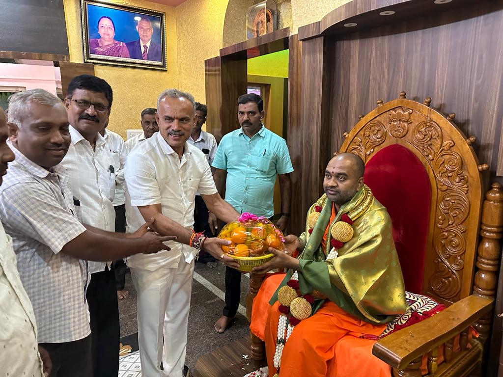 bsureshgowda1's tweet image. ಕೊರಟಗೆರೆ ತಾಲ್ಲೂಕಿನ ಎಲೆರಾಂಪುರ ಮಠದ ಪೀಠಾಧಿಪತಿಗಳಾದ ಶ್ರೀ ಶ್ರೀ ಶ್ರೀ ಹನುಮಂತನಾಥ ಸ್ವಾಮಿಜೀಯವರ ಜನ್ಮದಿನದ ಪ್ರಯುಕ್ತ. ಮಠಕ್ಕೆ ಭೇಟಿ ನೀಡಿ ಶ್ರೀಗಳ ಆಶೀರ್ವಾದ ಪಡೆಯಲಾಯಿತು.ಈ ಸಂದರ್ಭದಲ್ಲಿ ನಮ್ಮ ಪಕ್ಷದ ಮುಖಂಡರು ಹಾಗೂ ಕಾರ್ಯಕರ್ತರು ಉಪಸ್ಥಿತರಿದ್ದರು.

 #TeamBSG #TumkurRural #Shakthisoudha