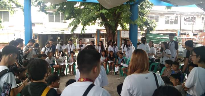 tkstamesa's tweet photo. Nagpamahagi rin ang mga estudyante ng school supplies upang makatulong sa pag-aaral ng mga kabataang taga-Valencia. 

Photos by: Mica Baris

#TulongKabataanStaMesa
#ThankYouPCUStudents https://t.co/Aeo53OMAmA