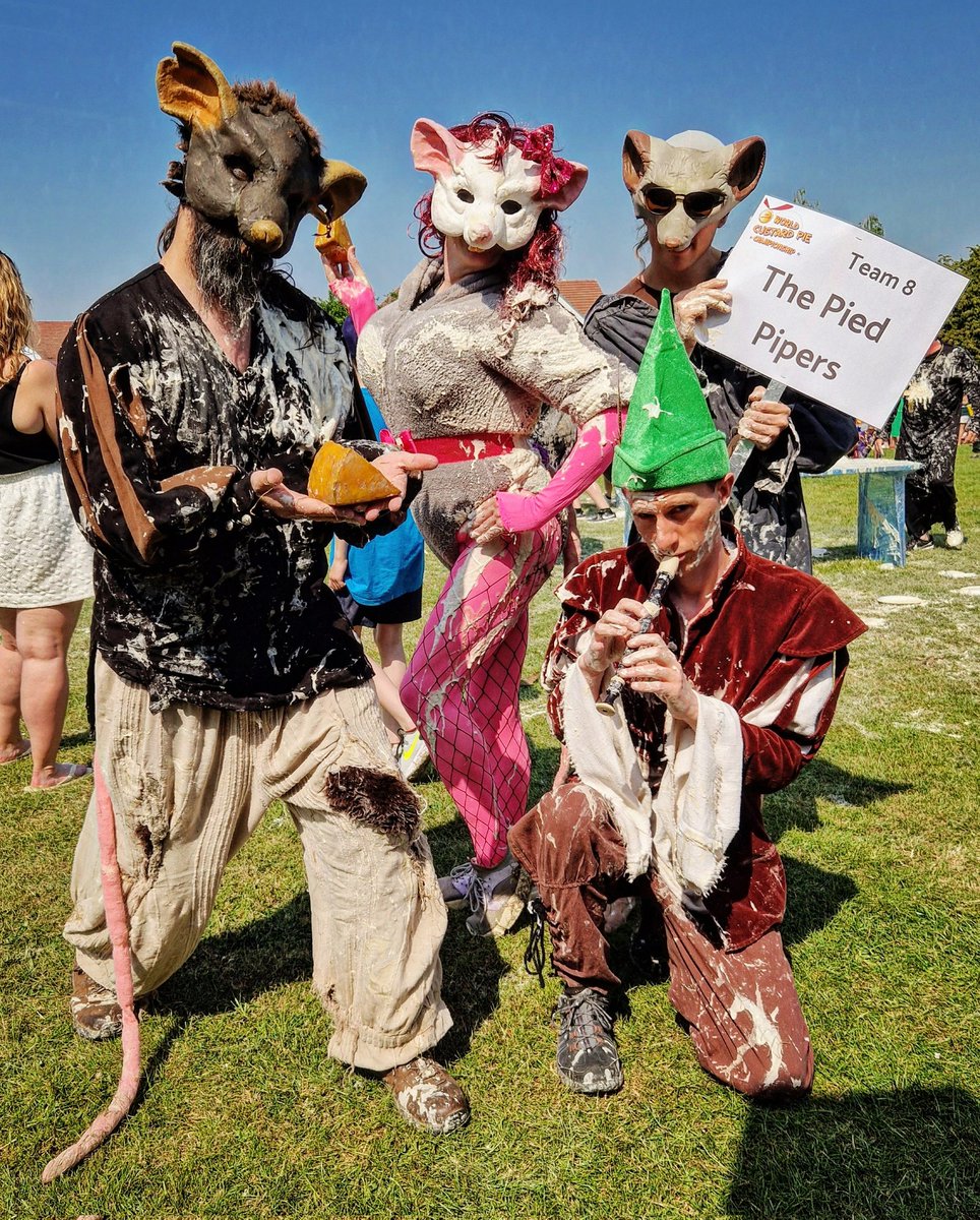 thatguyinatutu's tweet image. #worldcustardpiechampionship yesterday. We did not win, but we won the fancy dress competition! 🐀🐀🐀 #rats #piedpipers #custardpies