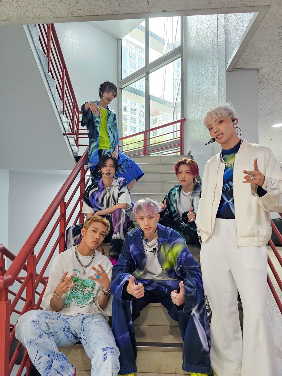 P1H_official's tweet photo. [📸] 230611 SBS 인기가요

P1ece와 함께 Energy up했던 이번주💙
다음주도 재미있게 놀아봅시다😎
Energy up with P1ece💙
Let's have fun next week as well😎

#P1Harmony #피원하모니 #P1H #HARMONY #ALLIN #JUMP https://t.co/XgZQhAvmqv