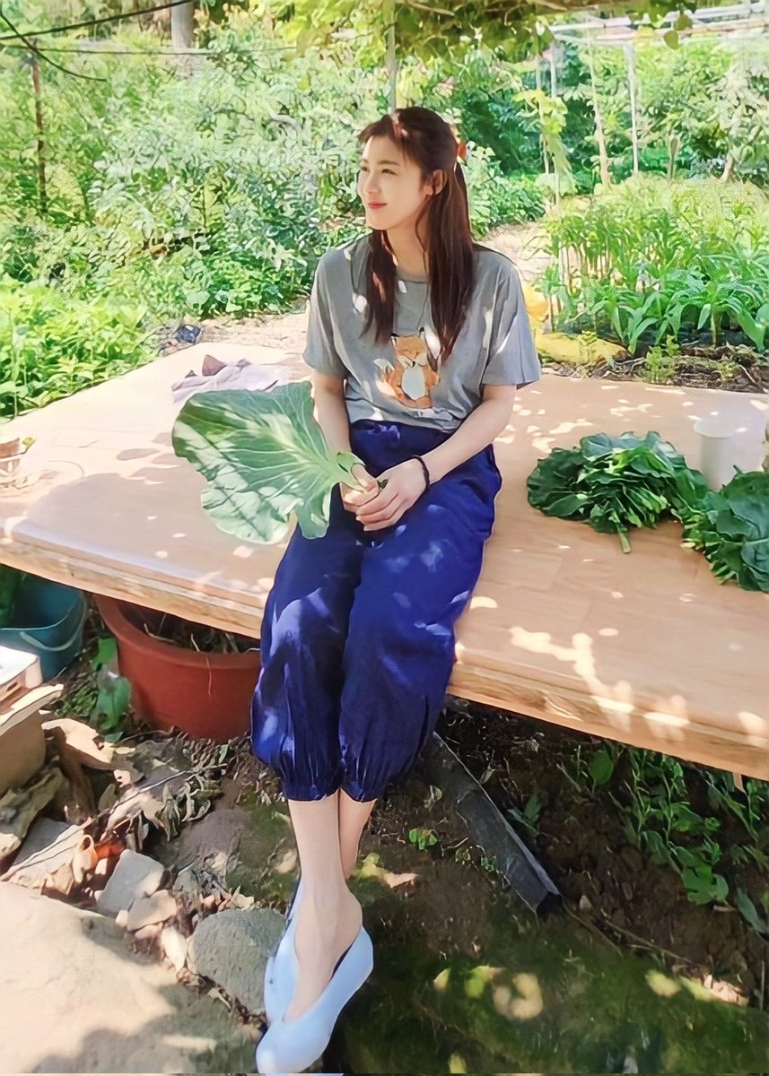 After a successful art exhibition, this kiddo seems enjoying life with relatives in the countryside and no plan yet in taking a new acting project. 

Can we expect the release of the film 'Bikwang', at least, by second half or last quarter of this year?

 🥺🥺

#HaJiwon
#하지원