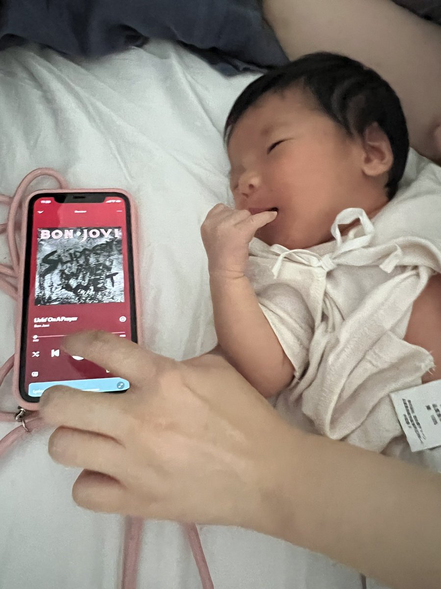 dokodemositter's tweet image. ぐずる時に音楽をかけると落ち着いたり、泣き止んだりはあるあるかと思います🤔
タケモトピアノ、ポイズン、とんとんトマトちゃんはやはり効果あり🍅
そして本日新たに一曲‥
ボン・ジョビ -Livin&apos; On A Prayer-←NEW🎉
なんでも効果あるんじゃないか説‥🤔
#赤ちゃん
#泣き止ませ方
#音楽
#ボンジョビ