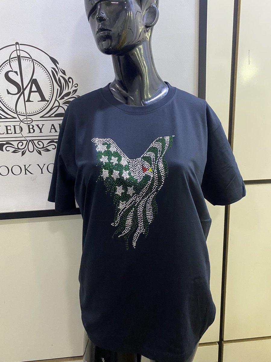 Babyphresh12's tweet image. Would you like to come out in a beautiful and dashing way, cos we are Glitter ✨ and Blink Design will make your outfit shine with stoning design, be it your business logo, your face, any kind of design you want we will make it shine ✨🥰❤️