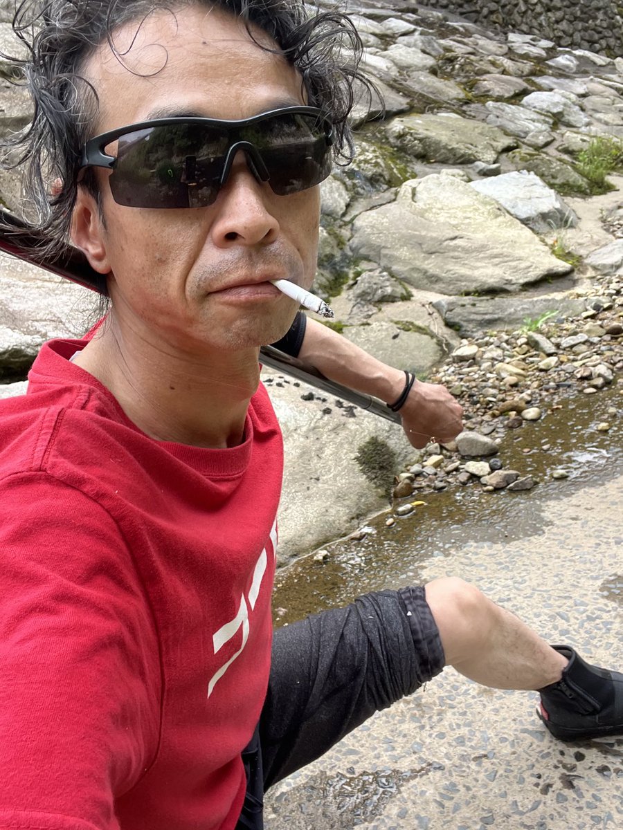 hata104qi's tweet photo. 全国の鮎士に一発づつ殴られかねない舐めた格好
鮎イングというのが釣れるらしいというので、ハナカンにルアーつけて、掛け針を結んで流してみました。
速攻で釣れました
それも、フロントフックに!
ルアー外して、友掛けにしたら釣れないという…
やっと掛かったのは10センチ…
なんだかなぁー。 https://t.co/quq9USE4a0