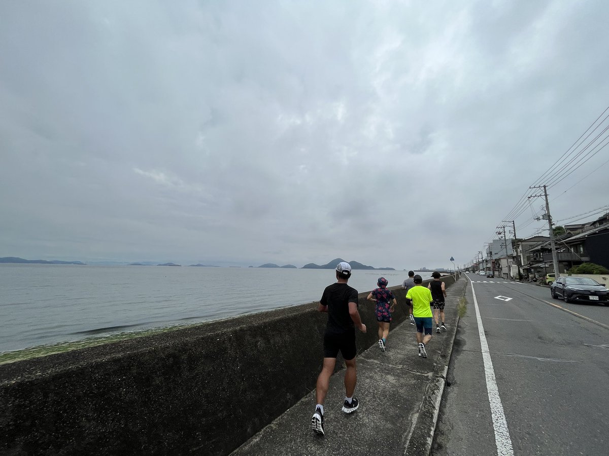 scr_dai's tweet photo. 今日はOnの試し履きイベントで、芦田川のかわまち広場から鞆の浦までの往復25キロのコースを走りました。

ランニングシューズは、お店で少し履いたくらいでは履き心地や相性は分からないことが多いので、こういうイベントを通してOnのシューズの良さや特徴を感じてもらえれば嬉しいです。

#OnFriends https://t.co/5lG6xYV43R