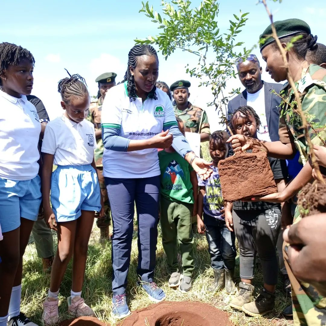 taka_kazi's tweet photo. It was a Planting BEEHIVE of activities growing #Trees at the home of #wildlife #NairobiNationalPark Down to business #JazaMiti #15BillionTrees @rusingaschools @HonTuya serving Kenya diligently @KWSKenya @KeForestService #AlphaTrees @taka_kazi @georgeofunja #WorldEnvironmentDay https://t.co/vyHZQioNks