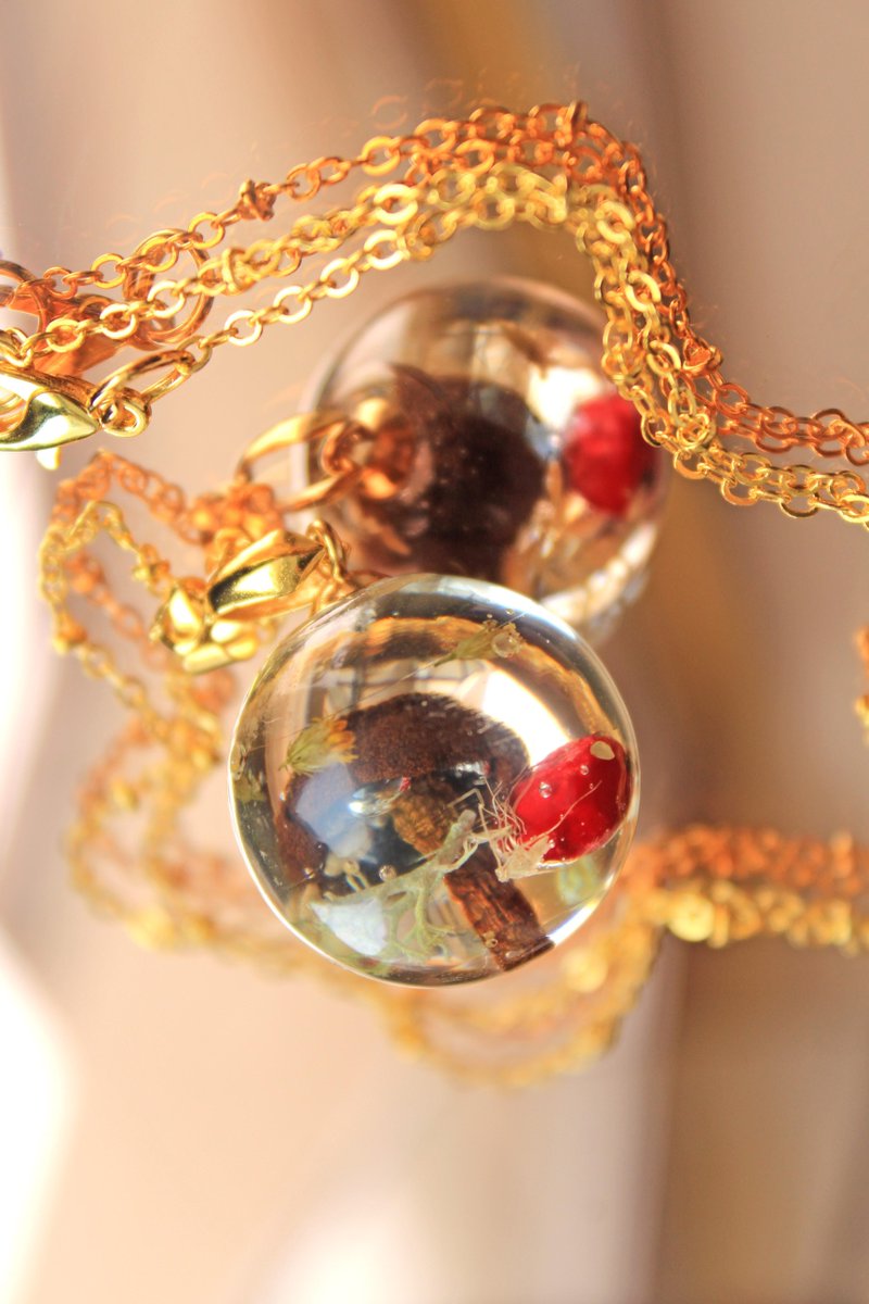 Mushroom Terrarium Necklace with Barberry and Lichen [by Tania-Art]
  
 #jewelry #fashion