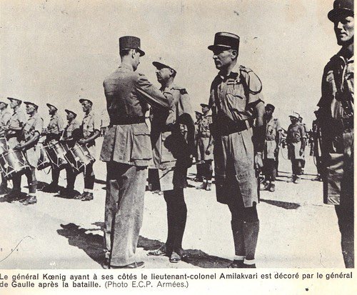 [#CeJourLà] 11 juin 1942, après avoir tenu bon 15 jours, les Français libres quittent enfin Bir Hakeim. Le lieutenant Dewey et le capitaine de Lamaze percent les lignes ennemies. 3826 🇫🇷 ont héroïquement résisté face 30 000 Allemands, permettant aux 🇬🇧 de fortifier El Alamein.