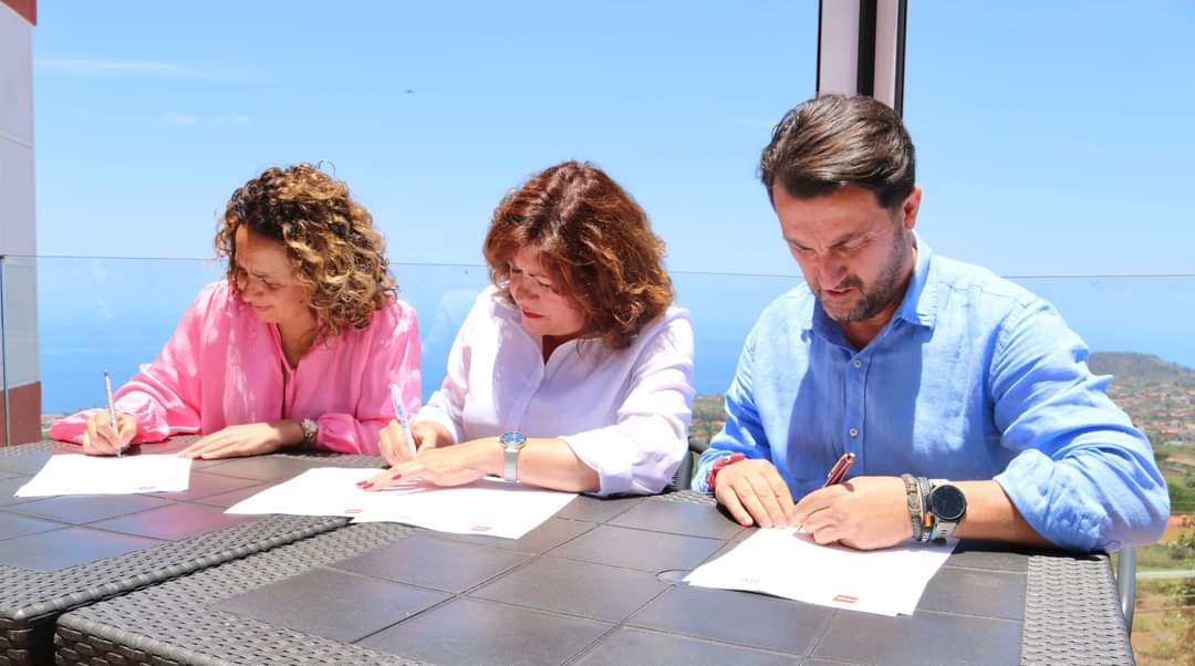 ccdetacoronte's tweet photo. Ayer fue un gran día para Tacoronte, no solo porque va a tener por primera vez a una mujer en la alcaldía sino porque volvemos a estar en el equipo de gobierno.
CC, Psoe y PP firmamos un acuerdo donde trabajáremos por y para Tacoronte.
#TacoronteCuenta https://t.co/d5x7vM0DTc