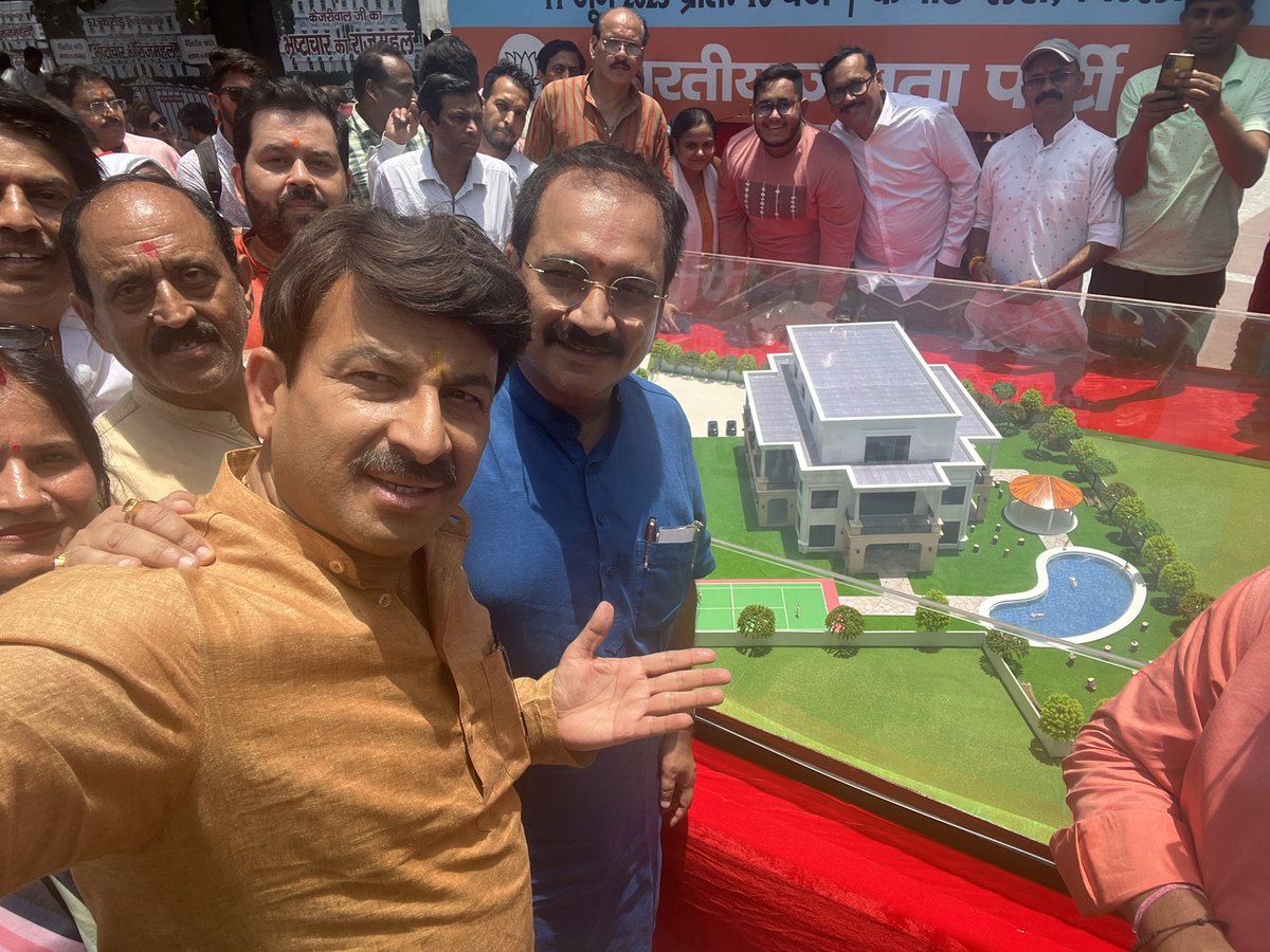 ManojTiwariMP's tweet photo. अपना #राजमहल अपना #शीशमहल तो बना लिया, मगर दिल्ली को साफ पानी पीने को नहीं दिया.. खुद करोड़ों के पर्दे,विदेशी मार्बल लगा, #राजा समझ लिया मगर दिल्ली को तिल तिल रुला दिया.. ये देखिए selfie with #भ्रष्टाचार_का_राजमहल https://t.co/Ya6fi4Bgir
