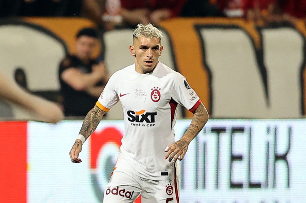 Lucas Torreira, Fiorentina ve Milan'ın teklifi olmasına rağmen Erden Timur ile görüşerek İstanbul'da mutlu olduğunu ve takımda kalmak istediğini söyledi.

[Hürriyet]