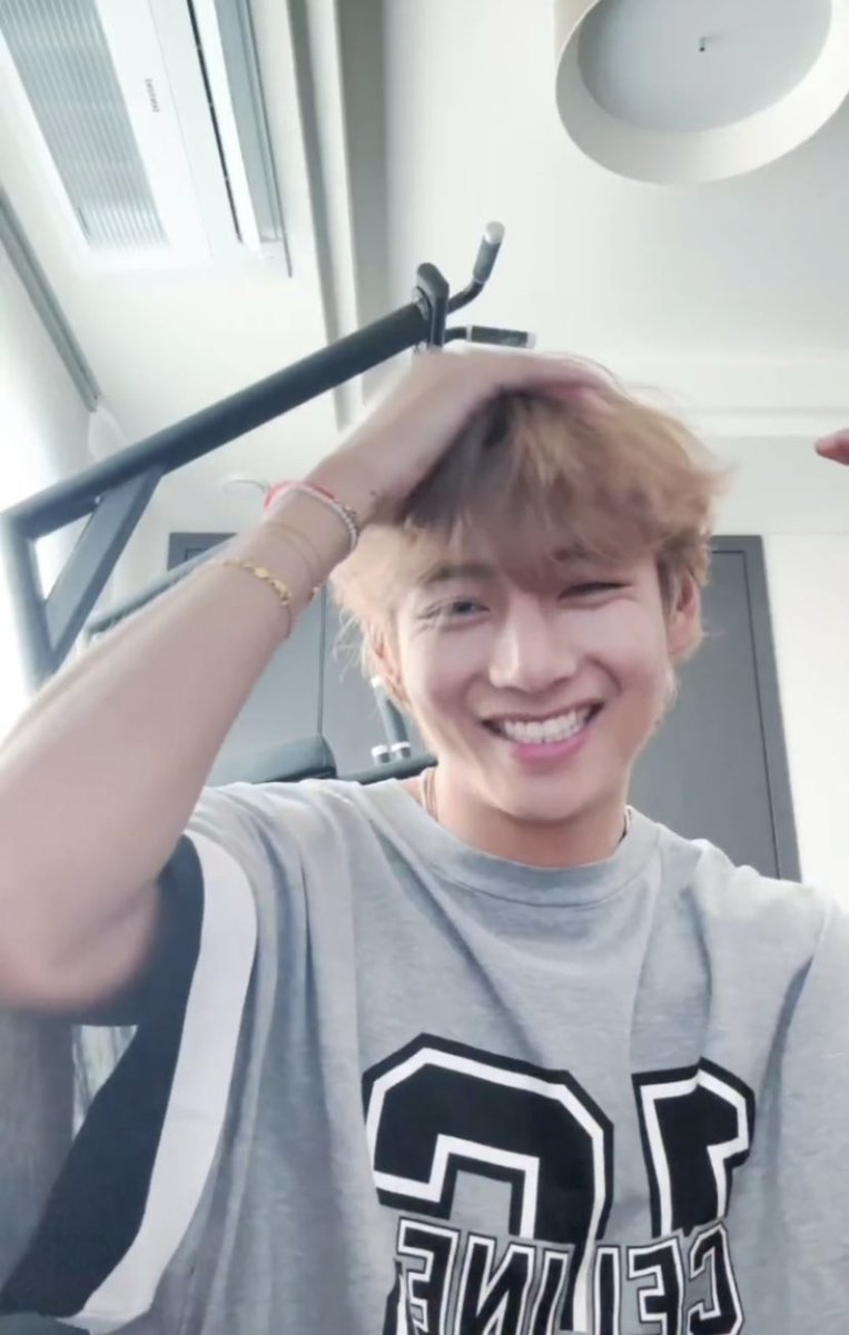 DailylofV's tweet photo. Taehyung's smile to make your day better ❤️‍🩹
 https://t.co/zLrWGmYvyL