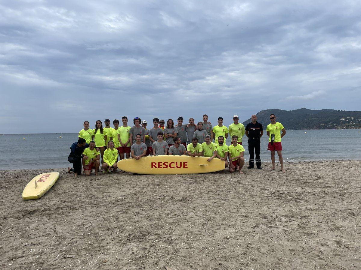 Mathey55's tweet photo. Fin d’une superbe semaine de formation pour les futurs saisonniers plagistes de @SDIS83 qui assureront dès juillet la sécurité des estivants sur les 8 postes de secours de @laseynesurmer et Saint Mandrier. 🛟🏄‍♂️🏊🏻‍♂️🏖️☀️🛟 #bnssa #sban https://t.co/LWFTNSzcgi