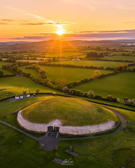 We always talk about how Newgrange is older than Stonehenge, but if you looked like that at over 5000 years, you'd be bragging too!

📍 Newgrange, County Meath
📸 instagram.com/aidancurranpho…