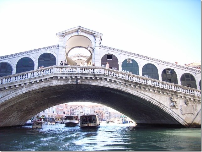 I took this photo years ago. It looks like n old postcard. Not intentional. #Italy #venice #grandcanal #rialtobridge