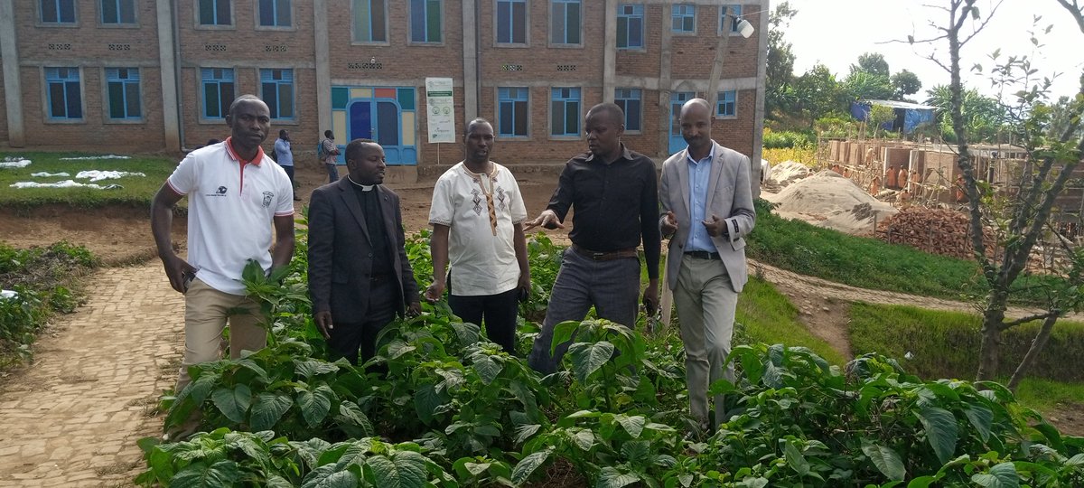 Abayobozi n'Abarimu ba EP RYANKANA <a href="/BugaramaS/">Bugarama Sector</a> bakoreye urugendo shuri muri Child care Academy <a href="/KamembeSe/">Kamembe Sector</a> bigirayo byinshi birimo guhanga udushya tuzamura ireme ry'uburezi,..Banigiyeyo uburyo bwo kuhira imirima y'imboga mu mpeshyi #school feeding <a href="/RusiziDistrict/">Rusizi District</a> <a href="/Rwanda_Edu/">Ministry of Education | Rwanda</a>