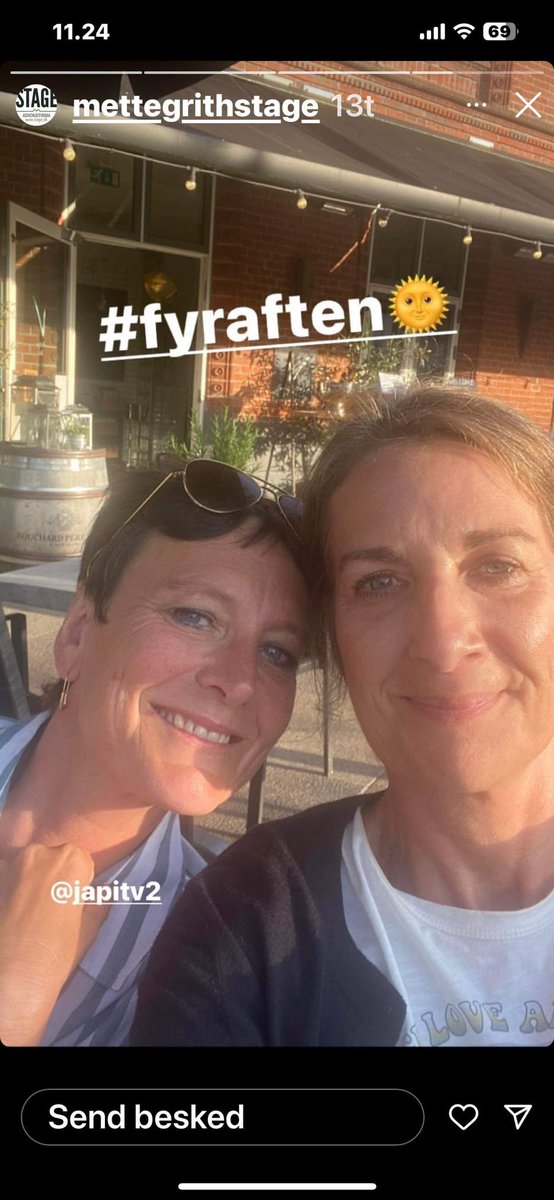 TV2’s udsendte kriminalmagasins-vært Janni Pedersen i smilende, privat feelgood-selfie på Instagram sammen med forsvarsadvokaten Mette Grith Stage torsdag aften under overskriften ‘Fyraften’ med solskins-emoji. Professionelt og respektfuldt over for de efterladte?
#presselogen