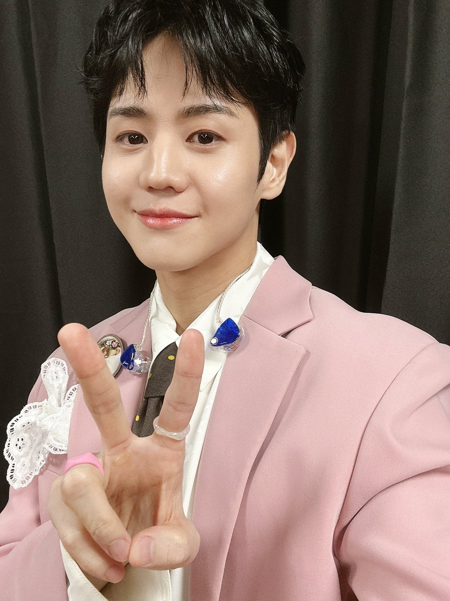 Highlight_AUent's tweet photo. 🗓 놓칠 수 없는 오늘의 하이라이트(Highlight)

✅ 17:00 [요섭] 2023 양요섭 솔로 콘서트 [BITTER SWEET] (올림픽공원 올림픽홀)
 
오늘도 다양한 맛으로 가득 채운
<BITTER SWEET> 초콜릿 박스로 여러분을 초대합니다🎁💛

#하이라이트 #HIGHLIGHT #양요섭 #YANGYOSEOP #BITTER_SWEET https://t.co/EV1vI3fluV