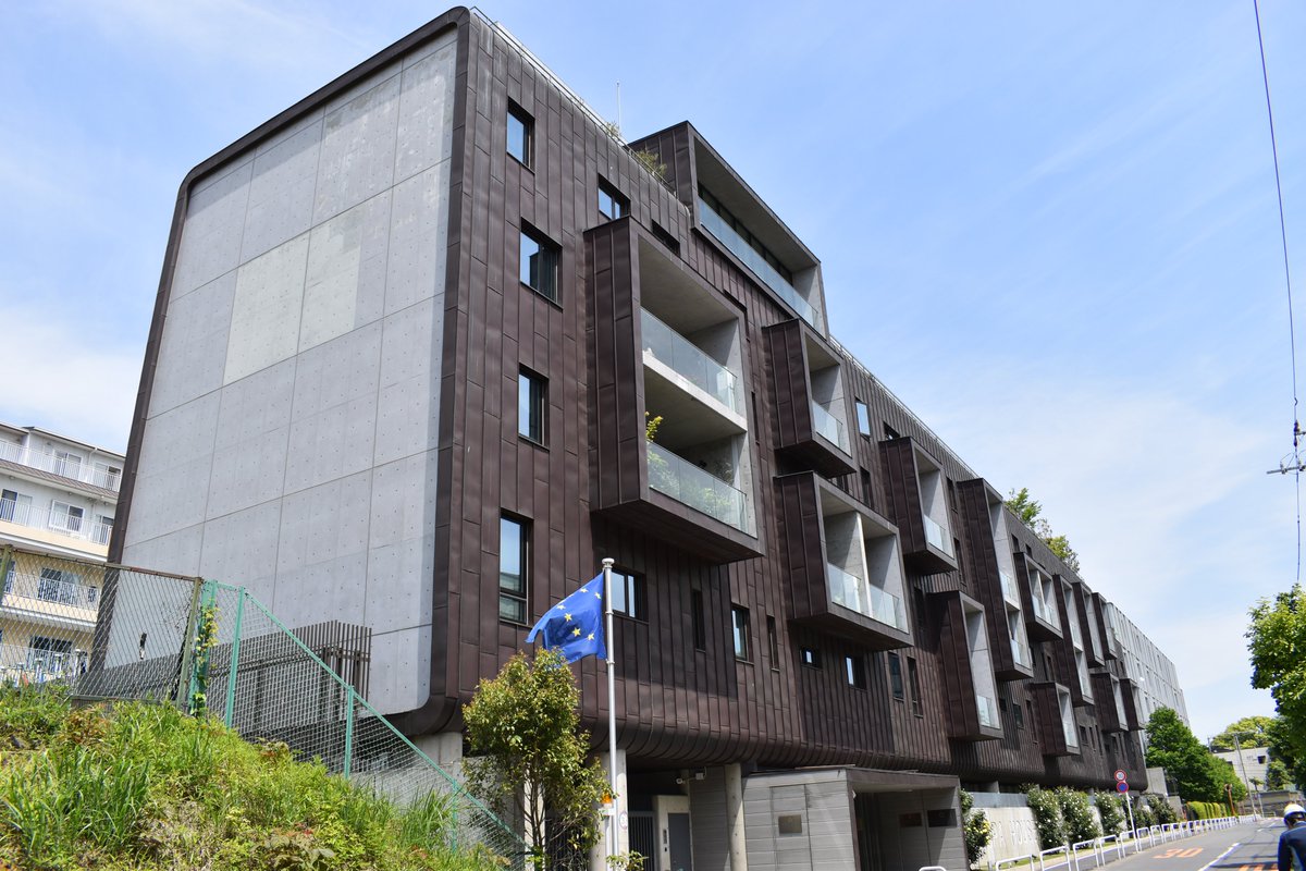 Maki_Yuuko's tweet image. #ヨーロッパハウス  #大成建設 #ADPI #港区南麻布 
駐日ヨーロッパ連合代表部のオフィスと住居がある。
2棟それぞれが外壁が別の材質で巻かれたようになっている。
通り沿いの住居棟は、台形状である。外壁はドイツ製のブロンズ銅板で覆われている。バルコニー部分がばらばらに（→）
