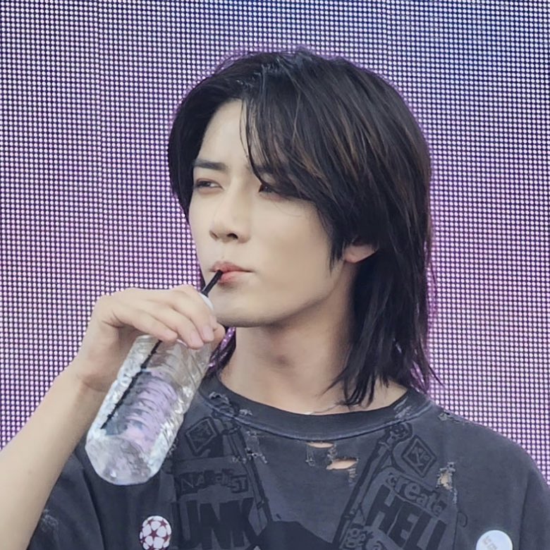 장발 범규 얼굴 레전드셔요..🥹

cr. weibo.com/5744017597/491…