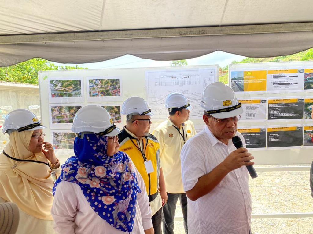 CawJalanJKR's tweet photo. LAWATAN KERJA PEJABAT PEMBANGUNAN NEGERI KEDAH BERSAMA MENTERI DALAM NEGERI KE PROJEK-PROJEK RMKe-12 DI DAERAH KULIM/BANDAR BAHARU, KEDAH.
HADIR BERSAMA WAKIL DARI BPP UTARA, CAW JLN.

@irahmadredza @NasriZulkipli @Esa1Ibrahim @IPJKR_Official @moworksmy @bpp_utaracj https://t.co/DqsPcaHlkF