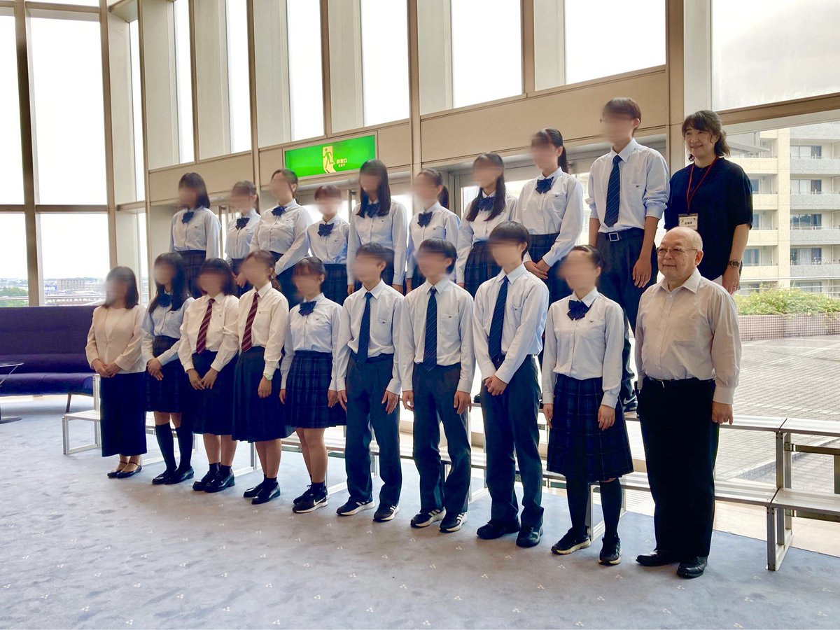 ymmc_ob's tweet photo. 第63回三重県合唱祭が11日、三重県文化会館大ホールで開催されました。
4年ぶりに一般の観客も入場可能となった合唱祭。四日市南高校音楽部は、神戸高校合唱部の女声2人との合同合唱団として、混声18人で舞台に立ちました✨
#四日市南高校 #四日市南高校音楽部 
#合唱 #合唱祭 https://t.co/F97d4WiUHV