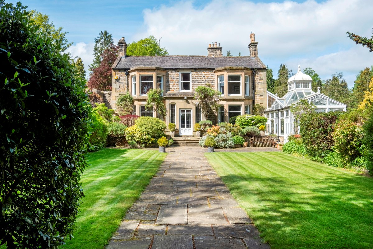 Maiden Cross, a superb, stone, period family residence situated in a wonderfully mature gardens, close to the centre of the market town of Hexham is in @thesundaytimes_ and on the market with @FinestProps finestproperties.co.uk/properties/mai…