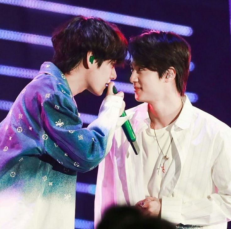 Akjinbts's tweet photo. Seokjin left so many comments for TaeTae on his live I'm sobbing in Taejin 😭 https://t.co/76maalCQkH