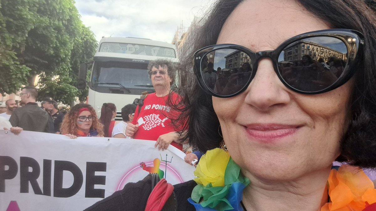 manginobrioches's tweet photo. Il #Pride porta tutti i colori.
Il Pride contiene tutte le famiglie.
Il Pride non vuole insegnare, distinguere, giudicare: vuole unire, gioire, festeggiare. Vuole sostenere, accompagnare, esprimere.
Il Pride fa bene anche a chi non ci va.
#pridemonth #Pride2023 #strettopride https://t.co/WgJN640Opx