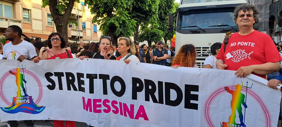 manginobrioches's tweet photo. Il #Pride porta tutti i colori.
Il Pride contiene tutte le famiglie.
Il Pride non vuole insegnare, distinguere, giudicare: vuole unire, gioire, festeggiare. Vuole sostenere, accompagnare, esprimere.
Il Pride fa bene anche a chi non ci va.
#pridemonth #Pride2023 #strettopride https://t.co/WgJN640Opx