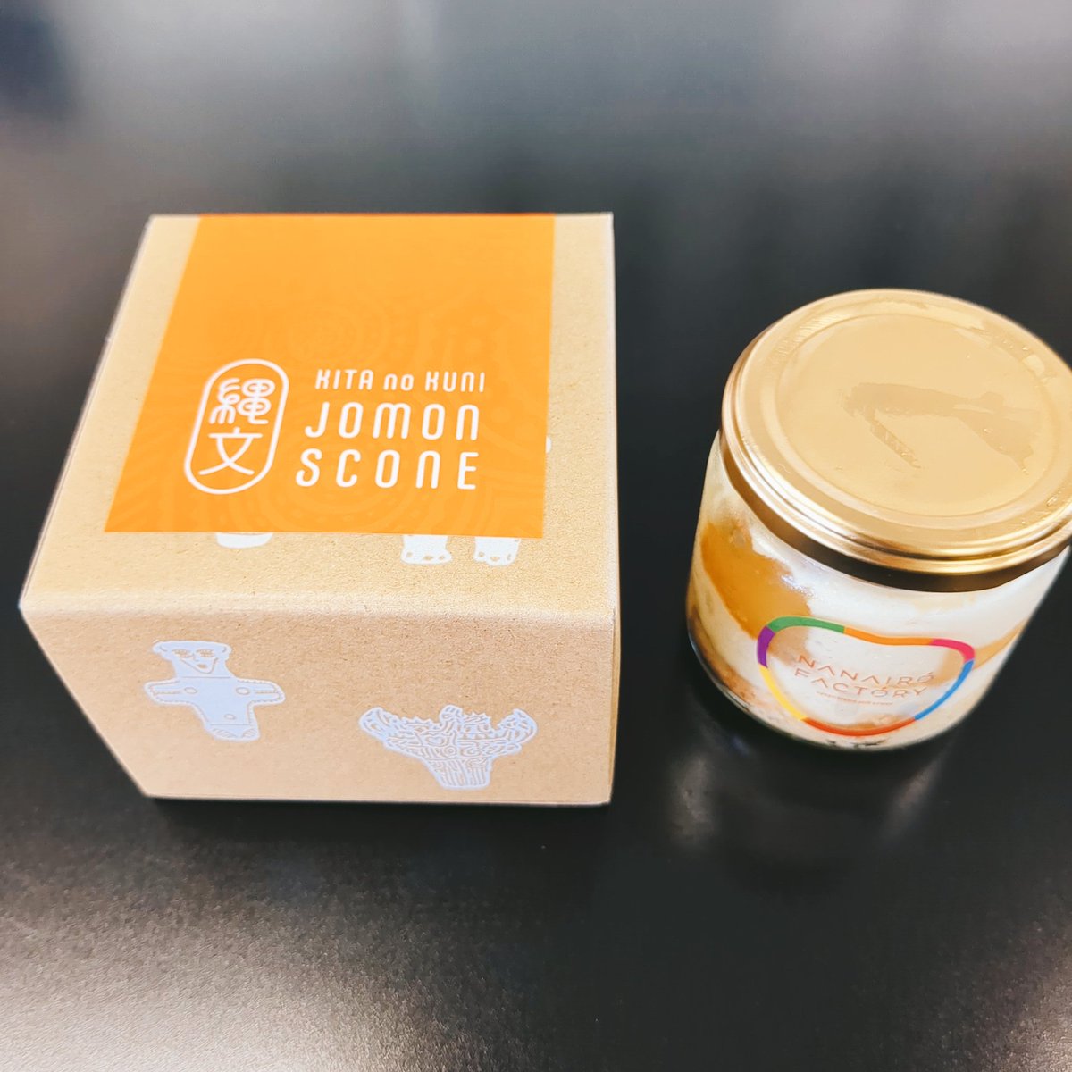 dounan_TW's tweet photo. 七飯町道の駅なない���ななえ。NANAIRO FACTORY(ナナイロファクトリー)で定番の瓶詰めアップルパフェと縄文スコーン。
縄文スコーンはスコーンとしてしっかりした仕上がりで、函館の縄文系スイーツの中でも普通に美味しくいただける。
#七飯 #NANAIROFACTORY #ナナイロファクトリー #函館スイーツ https://t.co/Ng5YS6H3Id