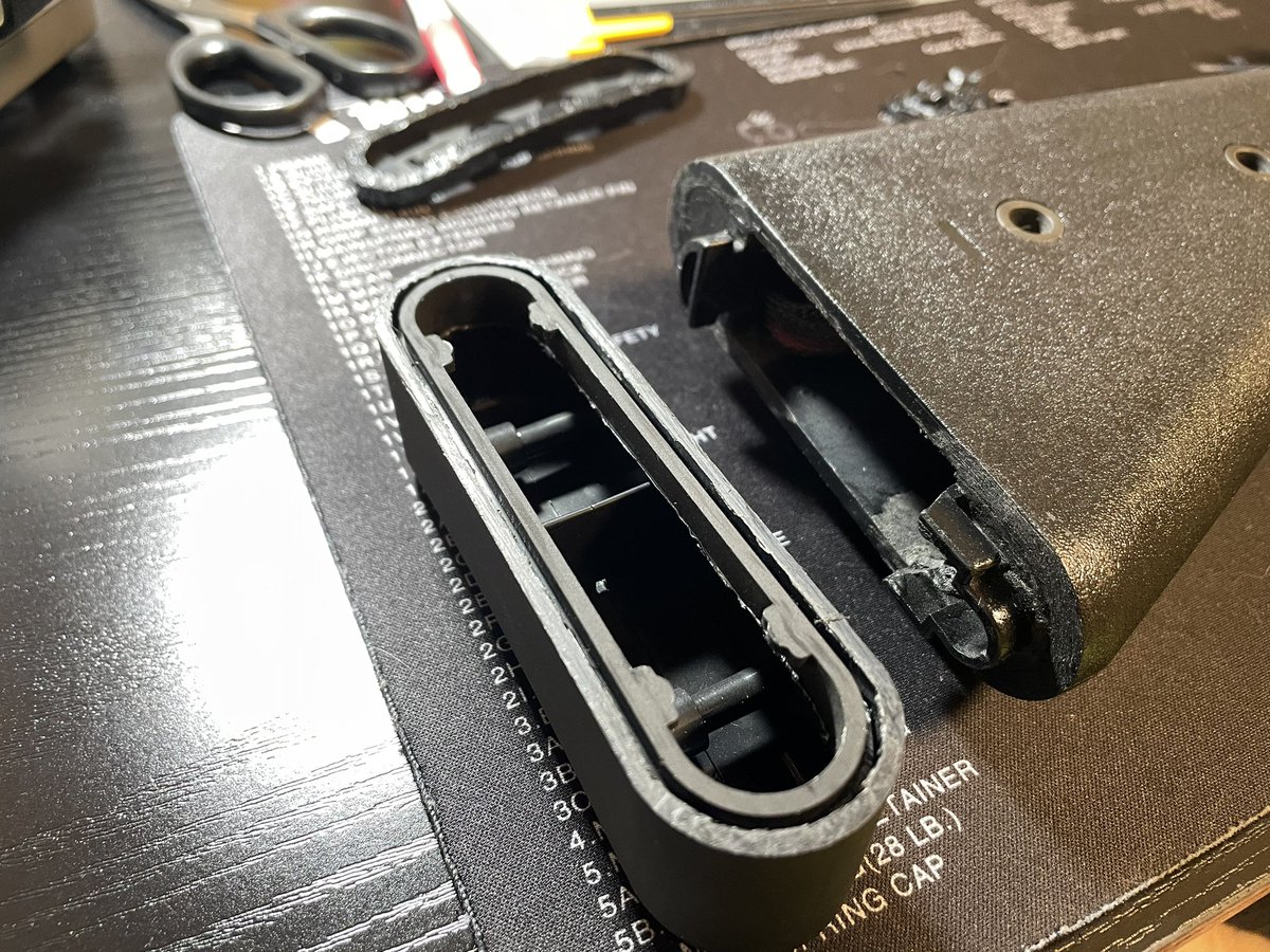 cobra6221's tweet photo. 以前@yousunics から受け継いで刻印まで仕上げたKSCベースT223
サバゲ中にバットプレートを紛失😱
問題なのはストックがVFCとマルイのニコイチ😅なのでマルイSG1ストックを購入&手術!バットプレート短縮&ワンタッチ加工!金属じゃないので加工が楽ちん!(笑)
#T223
#KSC
#BMINDUSTRY https://t.co/wCvtx3pGKe