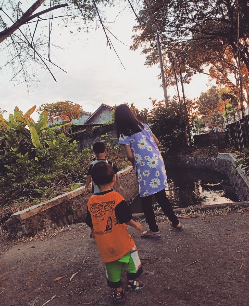 sambil menunggu mentari (tadi) pagi..