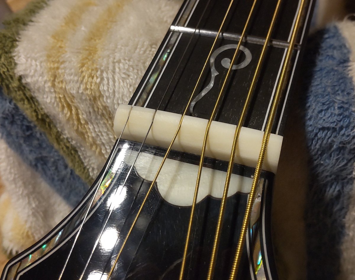 addmesounds's tweet photo. こんにちは
日曜日の昼の部、13時～17時までよろしくお願いいたします m(_ _)m

ナット製作、大詰めです
ここからの数ミリの削りが最も緊張します…何度試みても怖さが拭えないのは、どこのリペア担当者様も同じなんでしょうか？

#三重県
#津市
#ギターリペア
#addmesounds
(やっ) https://t.co/mTOCBlC7Iu