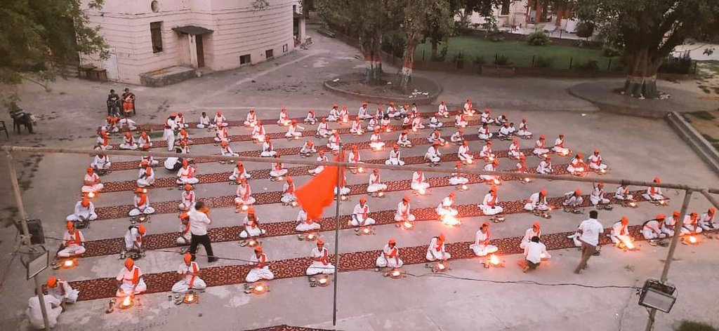 thearyasamaj's tweet photo. दिल्ली के कनॉट प्लेस क्षेत्र में यज्ञ करतीं कन्याएं

आर्य वीरांगना दल दिल्ली प्रदेश https://t.co/OQ3O0fXs6N