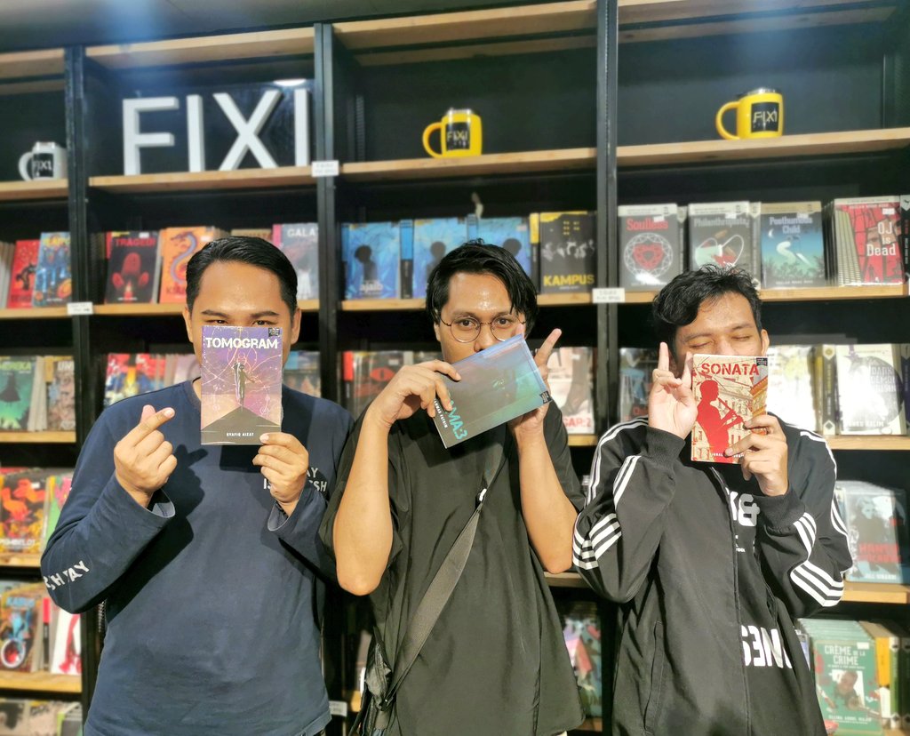 KedaiFixi's tweet photo. Tiga orang penulis Fixi bersama buku kegemaran mereka. Ada yang boleh teka siapa mereka?
#3BukuFixiRM60
#ASRAMA3
#TOMOGRAM
#SONATA https://t.co/NgeXmUkCv3