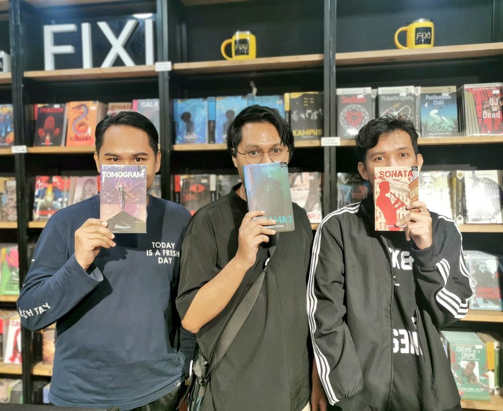 KedaiFixi's tweet photo. Tiga orang penulis Fixi bersama buku kegemaran mereka. Ada yang boleh teka siapa mereka?
#3BukuFixiRM60
#ASRAMA3
#TOMOGRAM
#SONATA https://t.co/NgeXmUkCv3